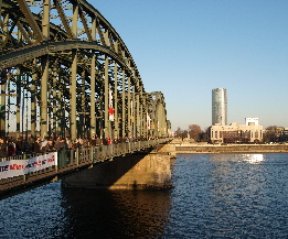 Hohenzollernbrcke mit Blick nach Deutz zum- LVR-Turm